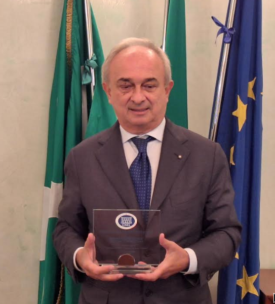 il presidente Auricchio ritira il premio